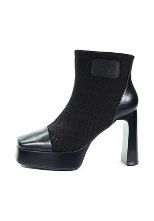 - Ankle boot