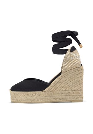 Zwarte canvas sleehak espadrille met gevlochten jute plateau en enkelbandjes in bijpassende zwarte stof.