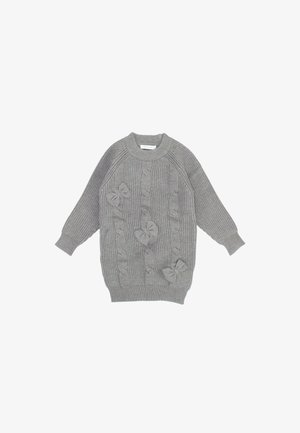 Maglione grigio lavorato a maglia con texture a costine, caratterizzato da un design a trecce e decorazioni di fiocchi di stoffa sulla parte anteriore.