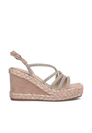 Sandalia de cuña de ante rosa con suela de yute trenzado, adornada con tiras brillantes en color plata. Cuenta con un hebilla ajustable en el tobillo para un mejor ajuste.