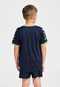 Marinblå sporttröja med vertikala nålstreck, grön krage och gröna detaljer på ärmarna; matchas med marinblå shorts.