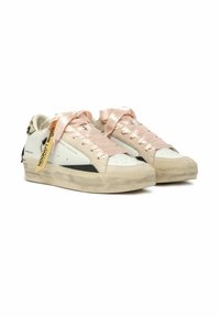 Sneaker bianchi e beige con profilo basso, realizzati in materiali scamosciati e in pelle, con lacci in raso rosa e un accento nero sul tallone.