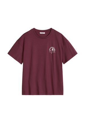 Bordeauxrode T-shirt met korte mouwen, ronde hals en een klein wit "Athletic Club"-logo met een hardloper op de linkerborst.