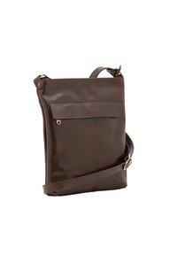 Borsa a tracolla in pelle marrone con finitura lucida, forma rettangolare, tracolla regolabile e tasca frontale con chiusura a pattina.