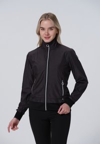 Zwarte zip-up jas met hoge kraag, twee zijzakken en geribde manchetten, met contrasterende witte ritsen en een lichtgewicht materiaal.