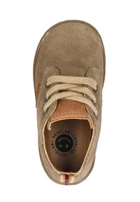 Kinder-Schuh aus braunem Wildleder mit einer runden Spitze, beigen Schnürsenkeln, ledernen Akzenten in dunklerem Braun und einem gestreiften Muster in der Sohle.