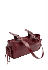 Bordowa skórzana torebka na ramię z dwoma górnymi paskami, zamkiem błyskawicznym i bocznymi wiązaniami; gładka faktura o zdefiniowanym, prostokątnym kształcie.