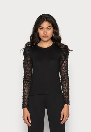 Camisola preta de manga longa com tecido liso no corpo e mangas de renda transparente com padrões florais e acabamentos texturizados.
