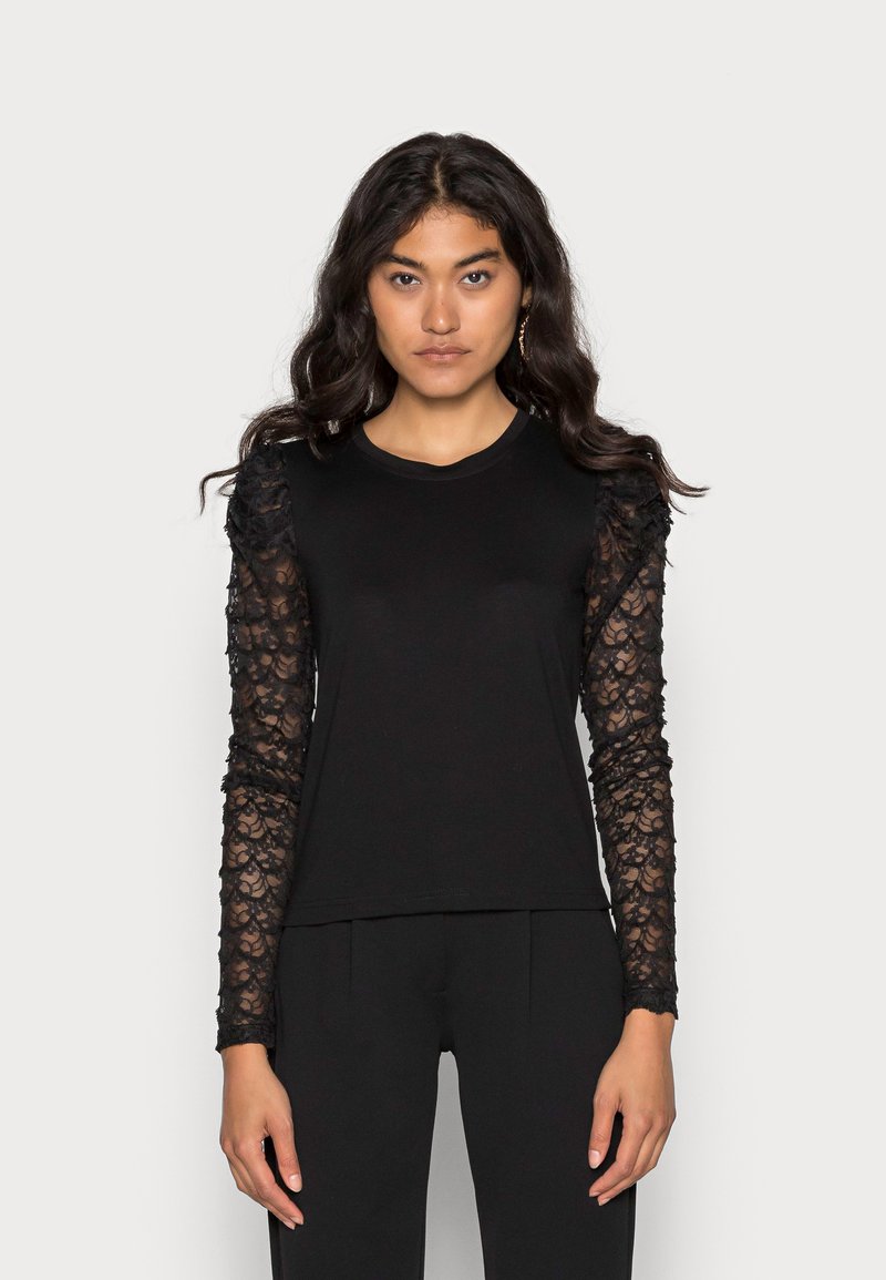 Camisola preta de manga longa com tecido liso no corpo e mangas de renda transparente com padrões florais e acabamentos texturizados.