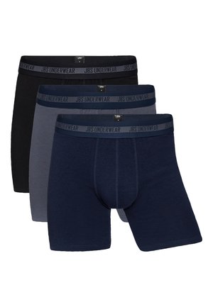 Herresæt med undertøj bestående af tre par: sort, grå og marineblå. Fremstillet af et blødt, strækbart materiale med elastiske taljer mærket "JBS UNDERWEAR."
