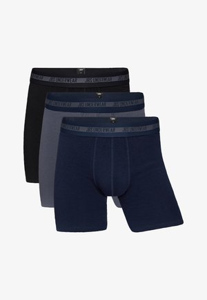 Herresæt med undertøj bestående af tre par: sort, grå og marineblå. Fremstillet af et blødt, strækbart materiale med elastiske taljer mærket "JBS UNDERWEAR."