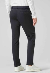 Pantalons marine en mélange de coton avec une texture lisse. Comprend une ceinture tissée, des poches arrière avec des fermetures à bouton et une coupe slim.