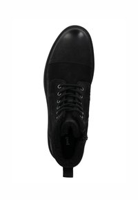 Stivale alla caviglia nero in pelle e suede, con punta rotonda, allacciatura frontale e una morbida fodera testurizzata. Include un'etichetta sul tallone.