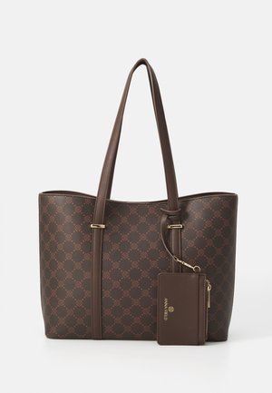 Pruun kott, mis on valmistatud mustrilisest sünteetilisest materjalist, sisaldab kaht käepidet ja eemaldatavat lukuga kotti, millel on kuldne riistvara.