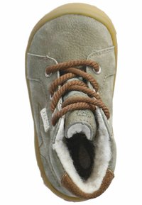 olivově zelený kožený bot s hnědými tkaničkami, texturovaný povrch a vlna podšívka. Obsahuje béžovou gumovou podrážku a detail bočního šití.