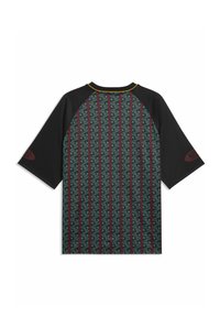 Μαύρο κοντομάνικο πουκάμισο με σχέδιο, πράσινα γεωμετρικά σχήματα και κάθετες κόκκινες γραμμές, κίτρινα ραφάκια στο λαιμό και λογότυπα στα μανίκια.