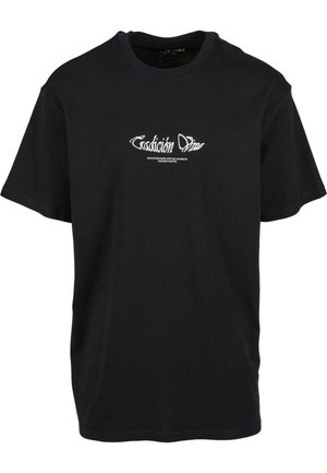 Črna bombažna majica s kratkimi rokavi in krožnim izrezom. Sprednja stran ima beli napis "Tradición" z dekorativnimi poudarki.