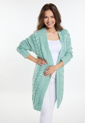 Mintgrüne Strickjacke mit Kabelstrickmuster, offenem Front und langen Ärmeln. Die weiche Textur sorgt für Wärme und Komfort.