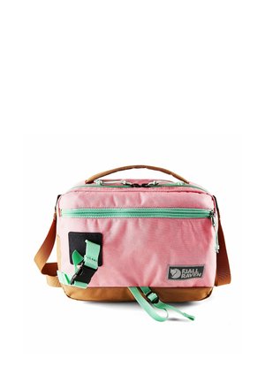 Sac bandoulière rose et beige avec une fermeture éclair et des détails de sangle vert menthe, poignée marron, et patch logo Fjällräven à l'avant.