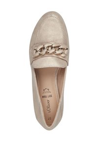 Lichtbeige instap schoenen met een gladde textuur, voorzien van een gouden kettingaccent over de bovenkant en een gevoerd voetbed voor comfort.