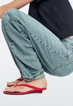 Massimo Dutti, MID-WITH TOE DIVIDER - Sandály s odděleným palcem - red