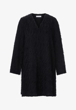 Fekete ruha V-dekoltárral, hosszú ujjakra és texturált rojt részletekkel, amelyek réteges hatást kölcsönöznek. Középhosszú, laza illeszkedéssel.