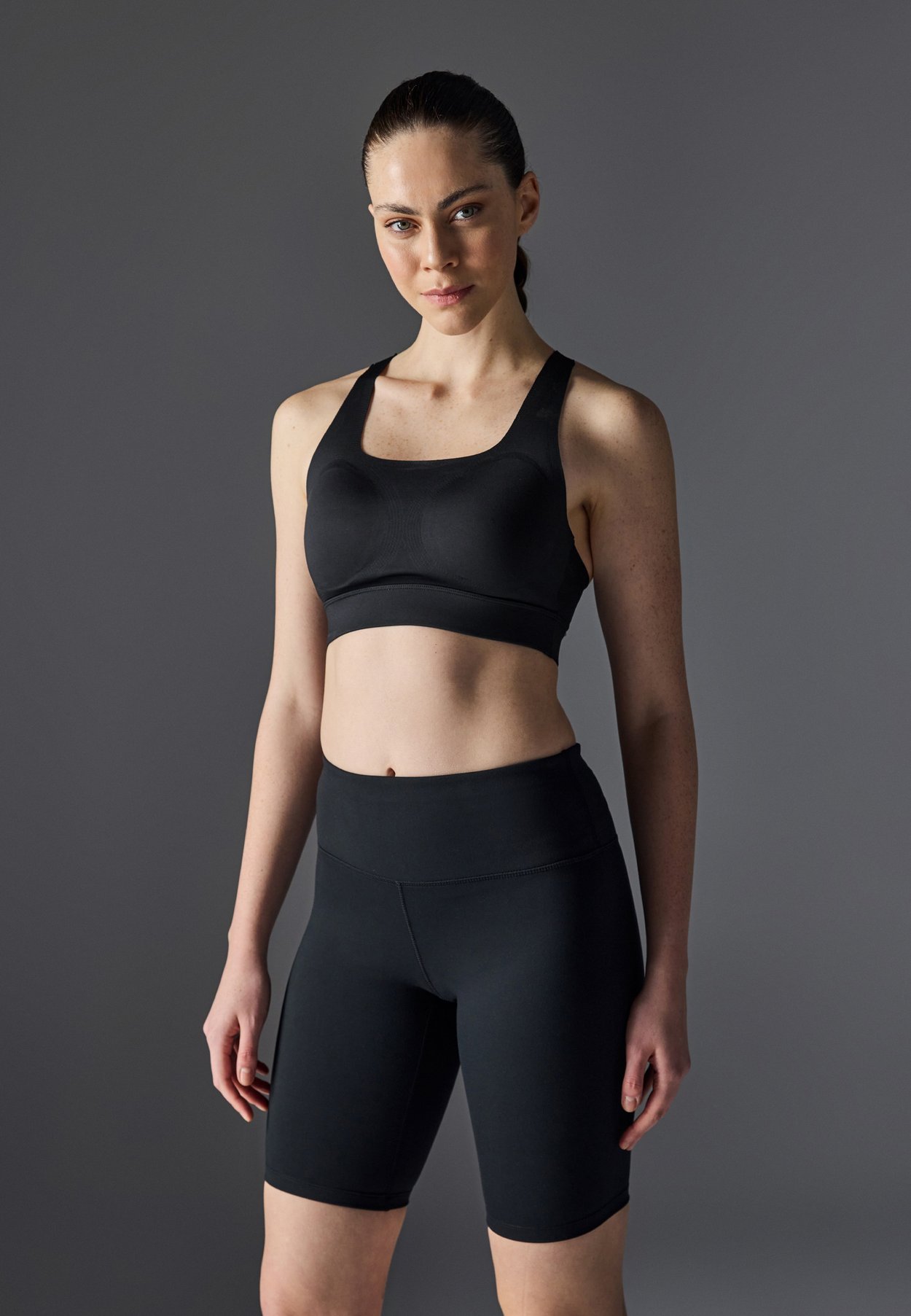 MEDIUM SUPPORT SQUARE NECK SPORTS BRA WITH PADDING