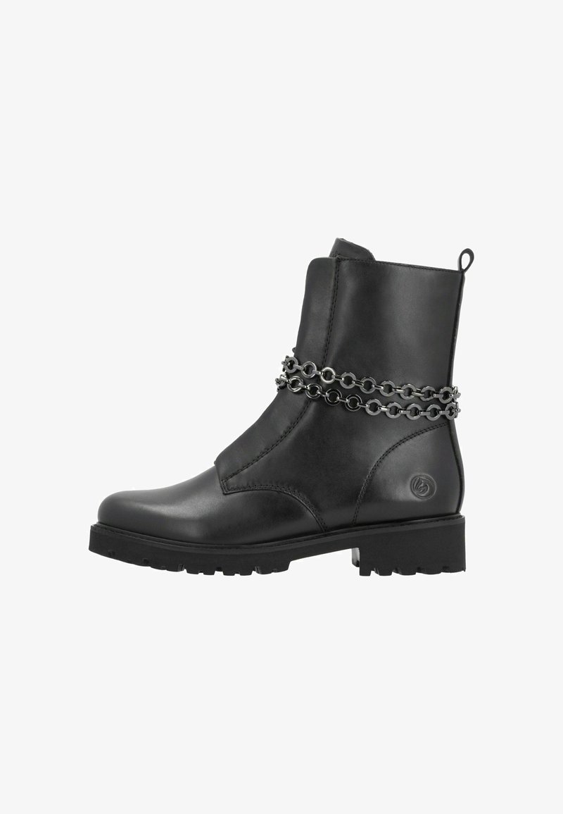 Botas de tobillo de cuero negro con un detalle de cadena alrededor de la parte media, una suela resistente y una lengüeta en la parte trasera para facilitar su colocación.