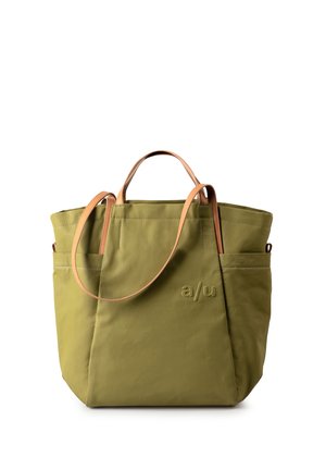 Borsa a tracolla verde oliva con manici in pelle color tan, tasche frontali e logo "a/u" impresso al centro, isolata su sfondo bianco.