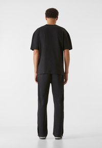 9N1M SENSE ESSENTIAL  - Trükipildiga T-särk - black