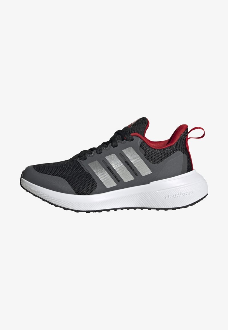 Zapatos deportivos negros con parte superior de malla, diseño de tres rayas plateadas, acentos rojos en el collar y entresuela de cloudfoam blanca para mayor amortiguación.