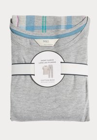 Grijze katoenen-katoenrijke pyjama's met korte mouwen en lange pijpen, met een blauwe kraag en geruite accenten in blauwe, groene en roze patronen, afgesloten met een band.