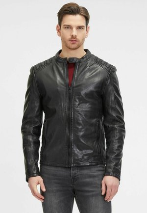 Veste en cuir noir avec un col haut, fermeture à glissière et accents texturés sur les épaules. Dispose de deux poches latérales et d'une coupe ajustée.