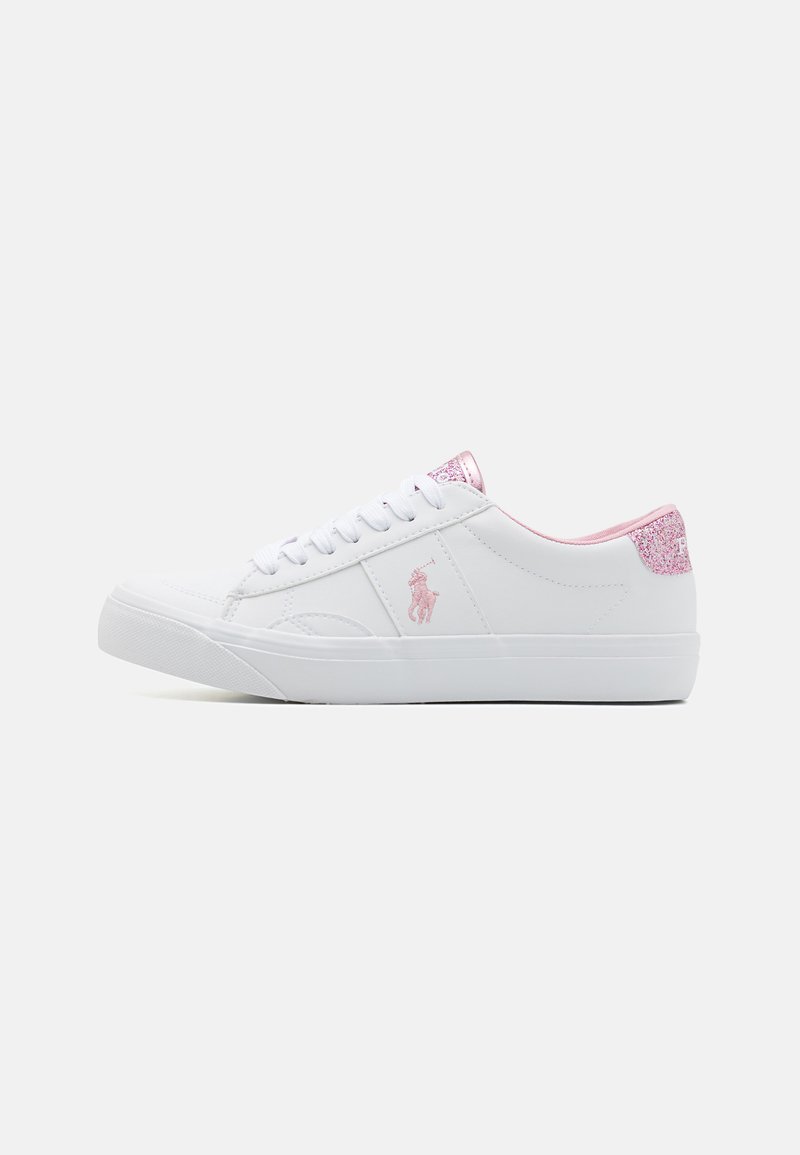 Witte sneaker met een bovenwerk van soepel leer, een roze glitter hieltab en een witte rubberen zool. Voorzien van witte veters en een logo aan de zijkant.