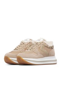 Scarpe sportive beige con rivestimento in suede e pelliccia sintetica, punta rotonda, design con lacci e suola intermedia bianca a contrasto con suola in gomma color gomma.