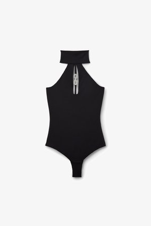 Body negro con cuello alto y diseño sin mangas, con un detalle de ojo de cerradura y un acento de cadena transparente en la parte delantera.