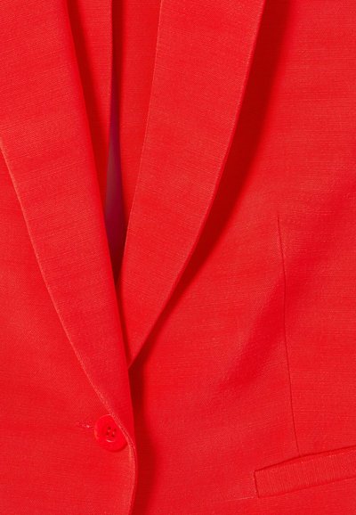 Blazer rosso con rever a incavo, singolo bottone rosso e tasca a filetto fronte, mostrato in una vista ravvicinata.