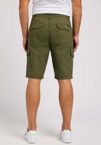 Shorts cargo en coton vert olive, dotés de deux poches arrière et de poches cargo latérales, avec une coupe normale et un design plat à l'avant.