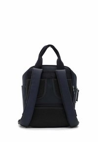 Černý batoh s polstrovanými popruhy, síťovými detaily, dvojitými horními držadly a hladkým povrchem. Obsahuje více kapes a zipové uzávěry.