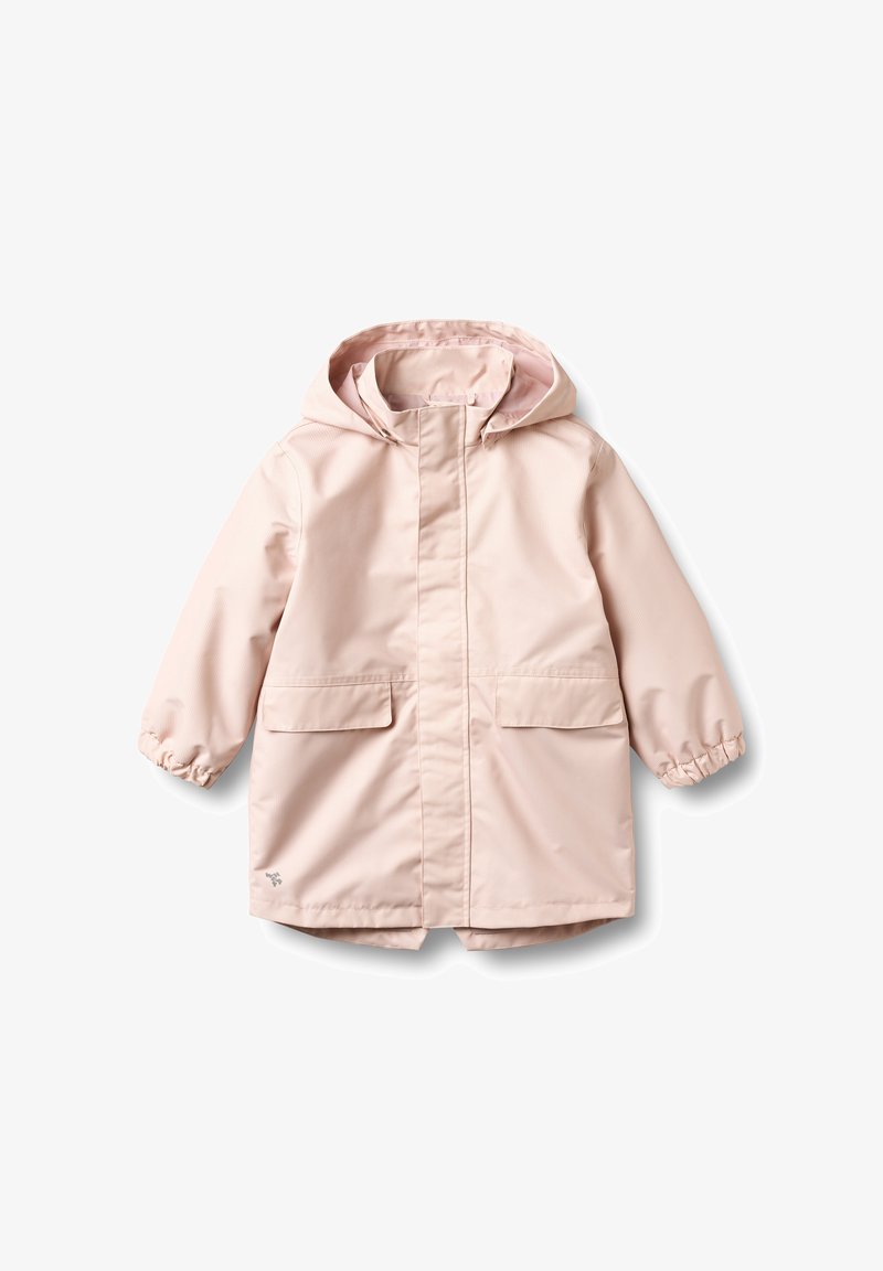 Svetlo roza nepredušna jakna s kapuco, dolgimi elastičnimi manšetami in dvema sprednjima žepoma z zaponkami, prikazana na belem ozadju.