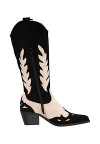 Botas de vaquero de ante negra y beige, de media caña, con costura en forma de hoja, cremallera lateral y tacón cuadrado, sobre fondo blanco.