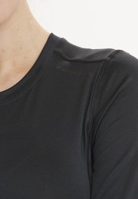 Zwarte sportshirt met een gladde textuur, ronde hals en platte naden. Het "ENDURAN"-logo is subtiel op de schouder geperst.