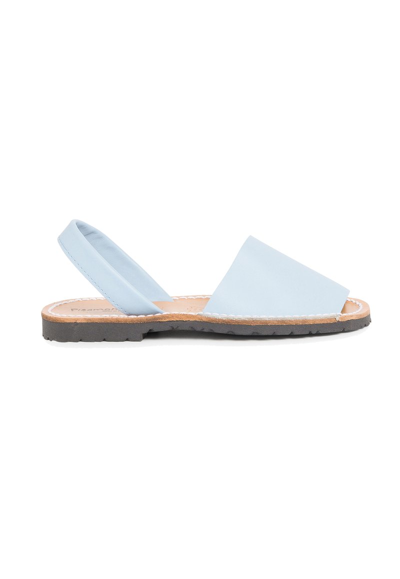 Světlé modré kožené sandály na pata s širokým předním páskem a texturovanou podrážkou. Dokončeny kontrastním béžovým lemem podél okraje.