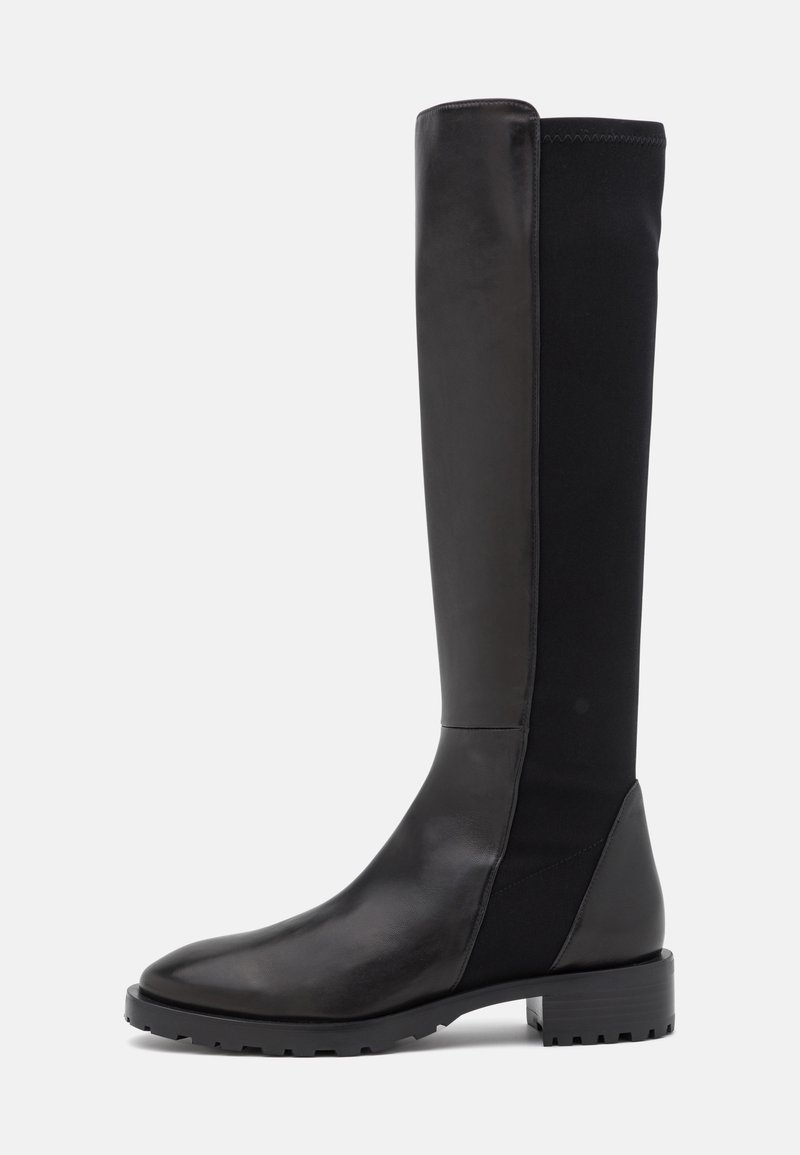 Bottes noires montantes en cuir et tissu extensible, dotées d'un bout rond et d'une semelle en caoutchouc texturée pour une meilleure traction.