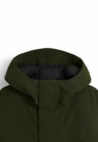 Mörkgrön huva med hög krage, med en svart vadderad inredning. Slät, matt yta med minimal sömnadsdetalj.