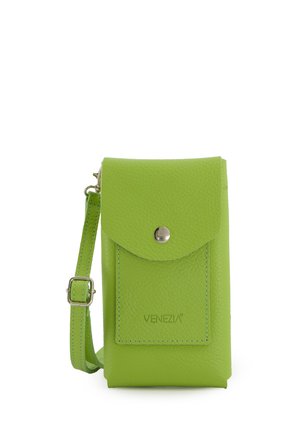 Groene leren crossbody tas met een gestructureerde afwerking, drukknoopsluiting en verstelbare schouderband. Voorzien van de merknaam "VENEZIA" die op de voorkant is gegraveerd.