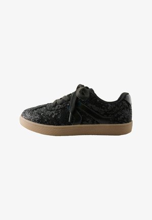 Czarny niski sneaker z czarnymi sznurówkami, cholewką z tkaniny z cekinami, błyszczącym czarnym bocznym detalem i jasnobrązową teksturowaną podeszwą.