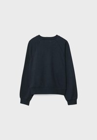 Felpa blu navy con scollo rotondo, maniche raglan e polsini a costine. Realizzata in un tessuto morbido e testurizzato. Design semplice e privo di decorazioni.
