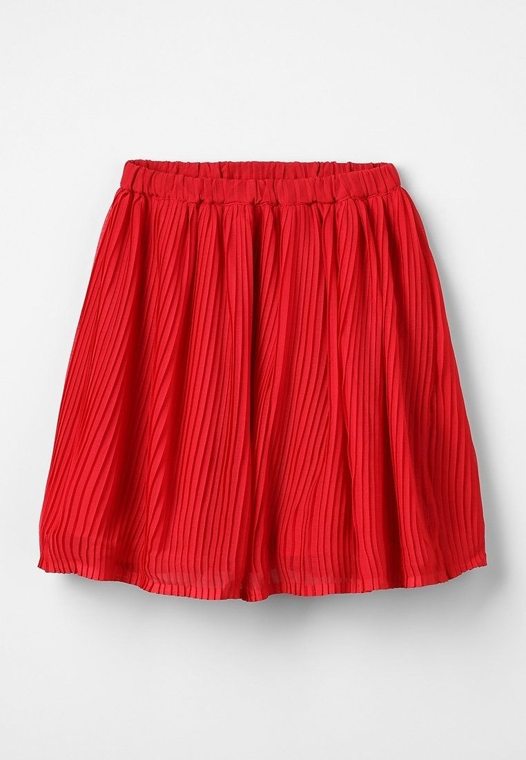 Jupe plissée rouge avec taille élastique et lignes texturées verticales, longueur genou avec un tissu léger et fluide.