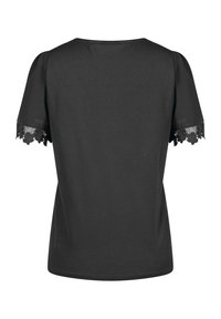 Svart topp i mjukt tyg med korta ärmar och spetsdetaljer vid muddarna, enkel rund halsringning, bakvy.